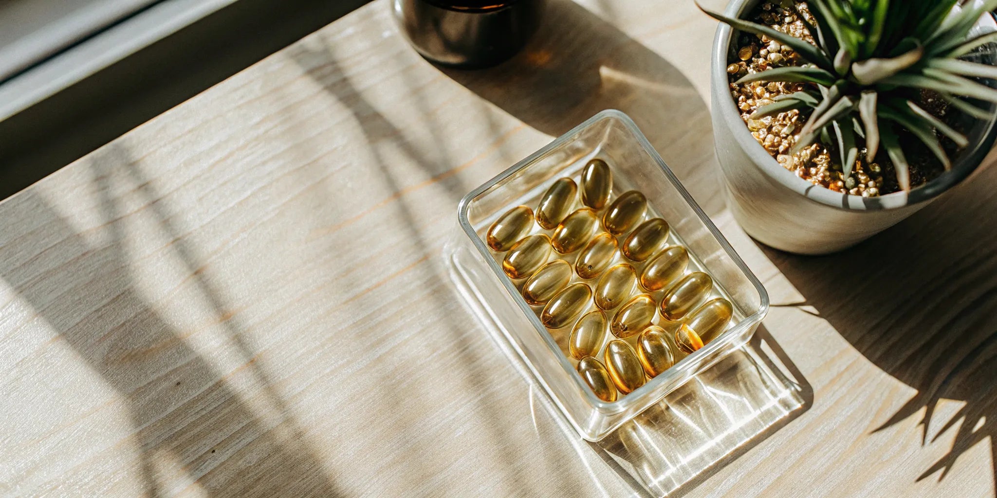 Delta 8 100mg capsules in a glass dish.